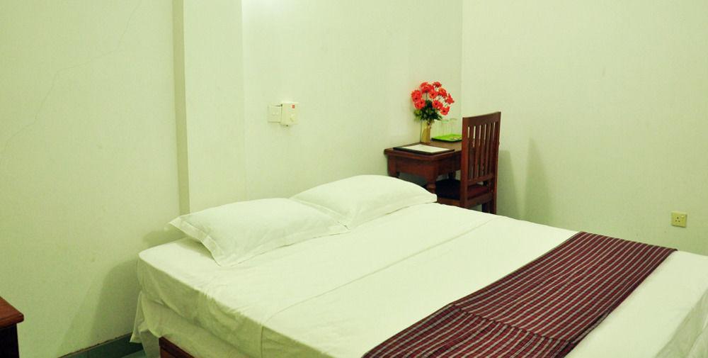 Oyo 290 Night Station Hotel パナドゥラ エクステリア 写真