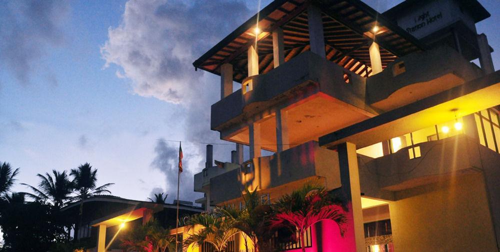 Oyo 290 Night Station Hotel パナドゥラ エクステリア 写真