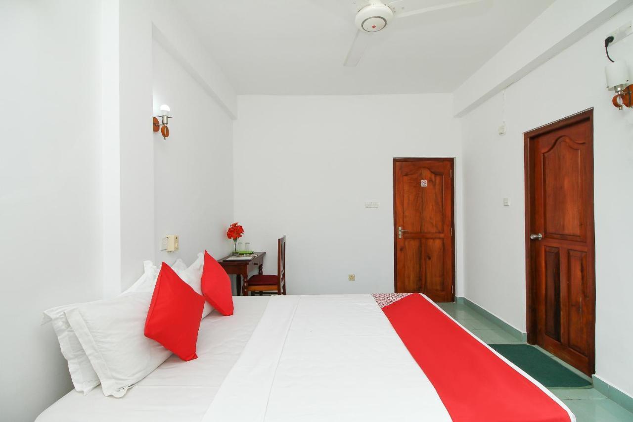 Oyo 290 Night Station Hotel パナドゥラ エクステリア 写真