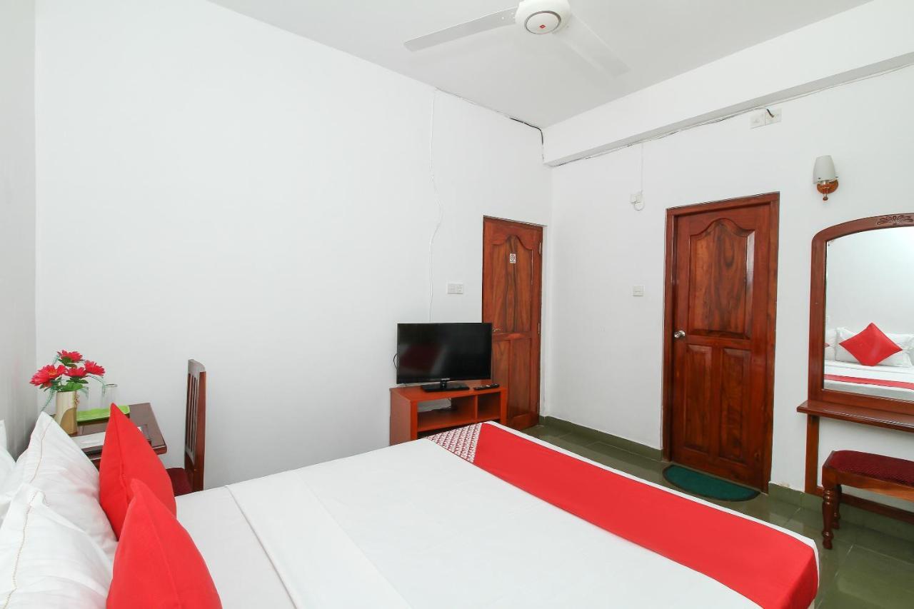 Oyo 290 Night Station Hotel パナドゥラ エクステリア 写真