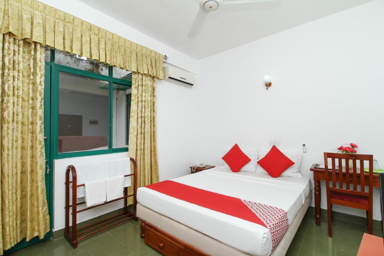 Oyo 290 Night Station Hotel パナドゥラ エクステリア 写真