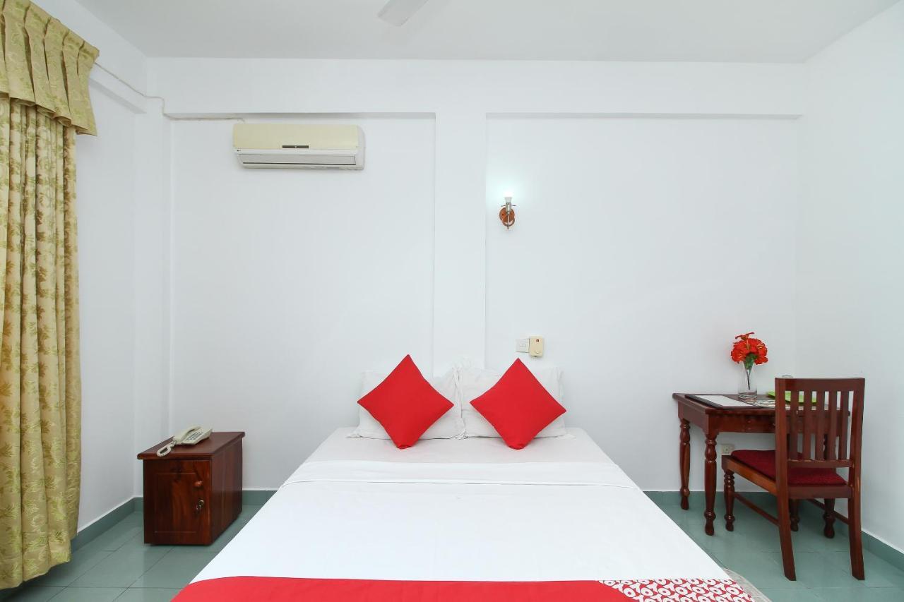 Oyo 290 Night Station Hotel パナドゥラ エクステリア 写真